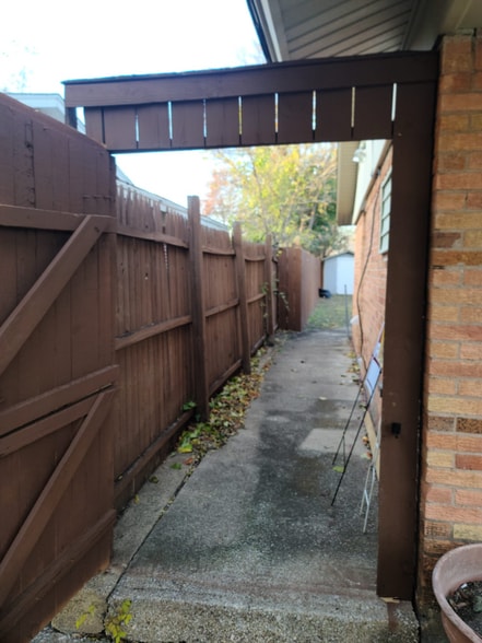 Building Photo - 2539 Hillsboro Ave