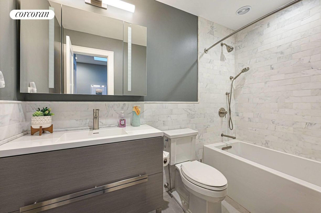 Building Photo - 14 Hedges Banks Dr