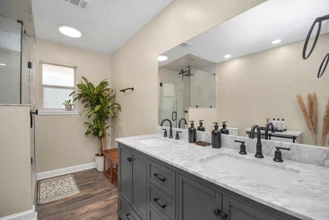 Building Photo - 9811 Rocktree Dr