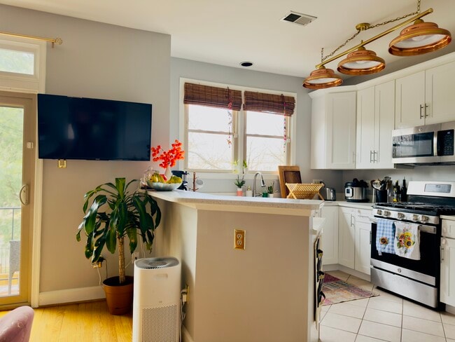 Building Photo - 3832 Charles Ave