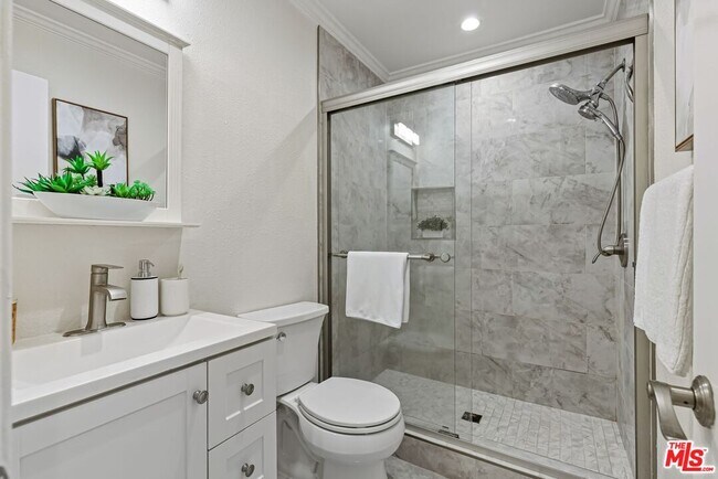 Building Photo - 620 W Hyde Park Blvd