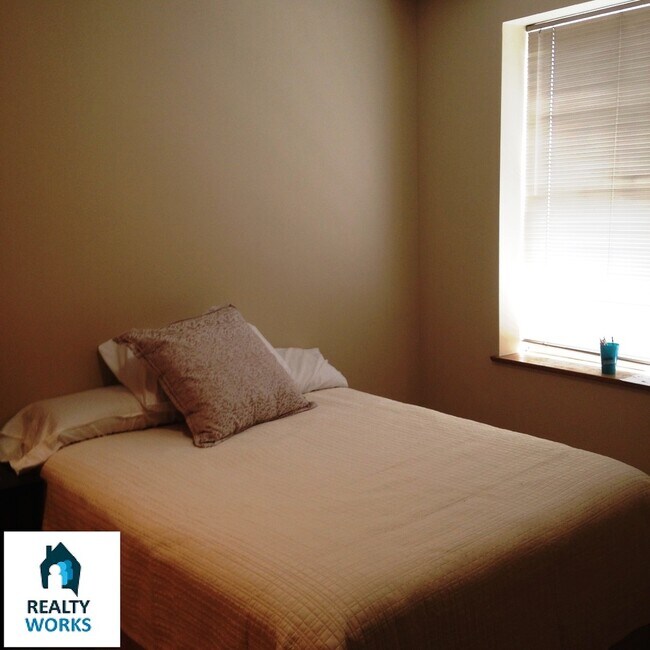 Building Photo - Fall Into a Beautiful 1 Bedroom Apt in the...