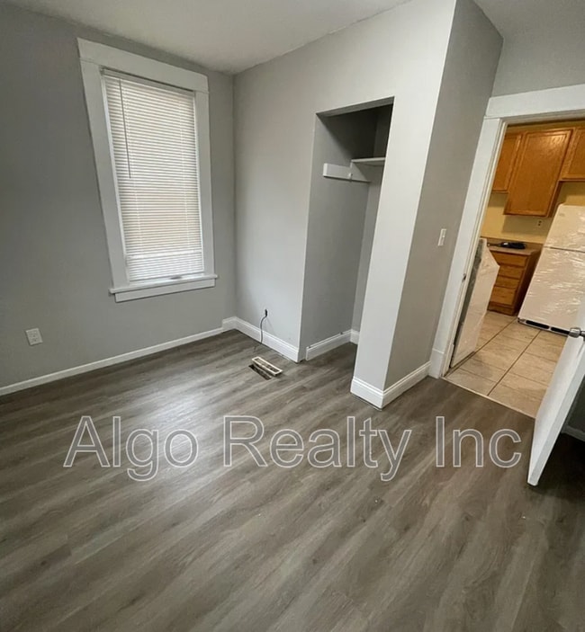 Building Photo - 2211 Queen Ave N