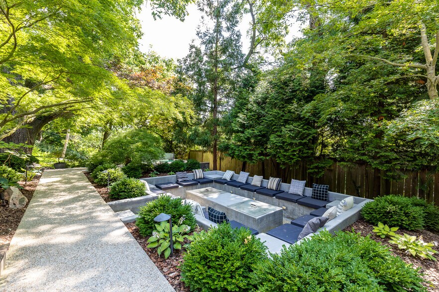 Very cool entertainment area with built in seating, firepits. - 4061 Beechwood Ave