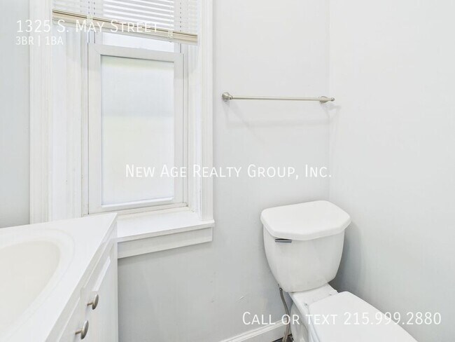 Building Photo - 1325 S May St