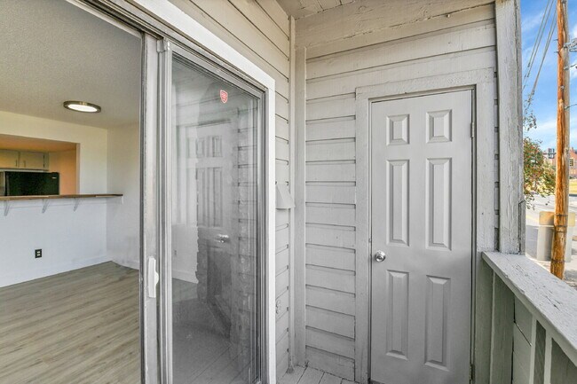 Building Photo - $1,095.00, Studio and 1 bath located in De...
