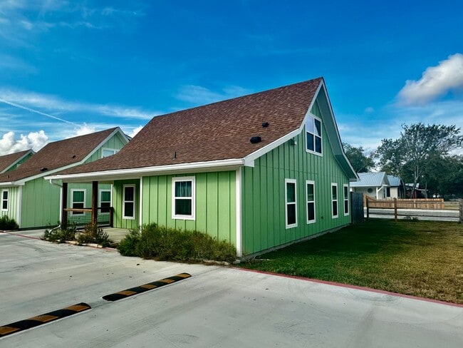 Building Photo - Riverfront Bungalow #9