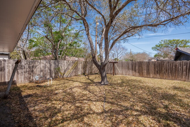 Building Photo - 1137 Bradshaw Dr