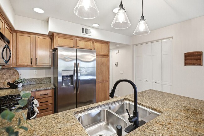 Building Photo - Point Loma, "The Bay" 2 bed 2 Bath Townhome now available! Amazing amenities, don't miss out