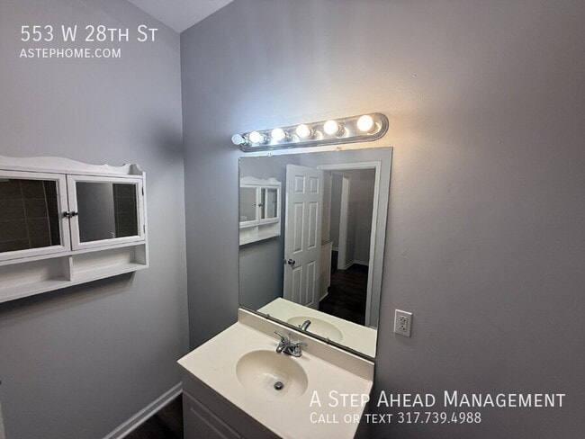 Building Photo - 553 W 28th St