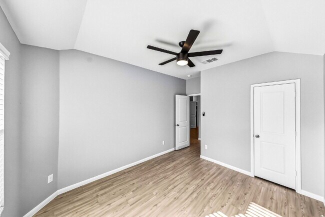 Building Photo - NO CARPET! Up to 1 Month Free Rent with 18-24 Month Lease! No Security Deposit Programs Available.