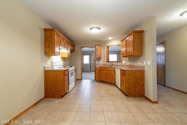 Building Photo - 841 S Eric St