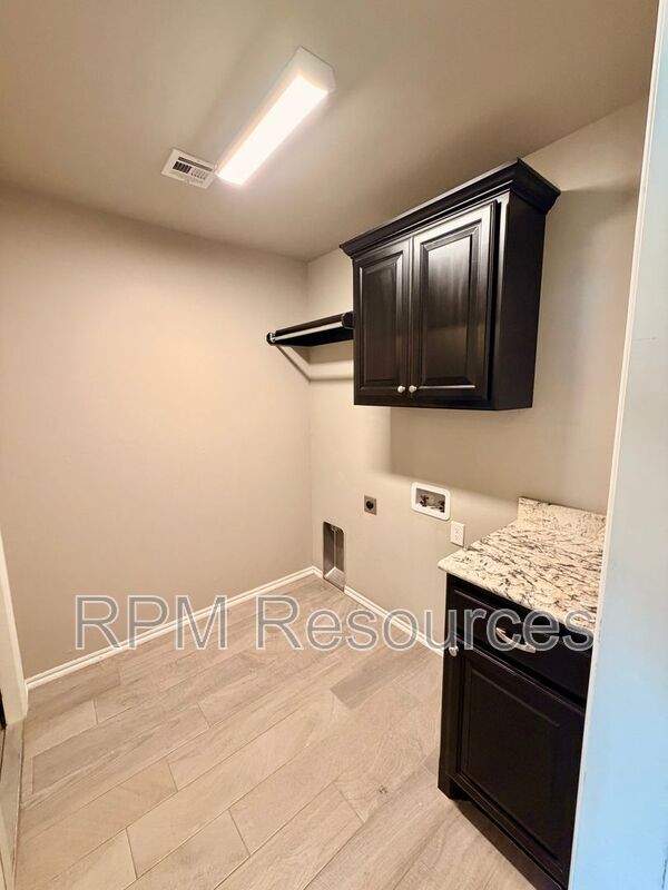 Building Photo - 3809 Brougham Way