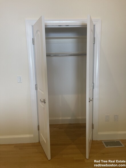 Building Photo - 901 W Roxbury Pky