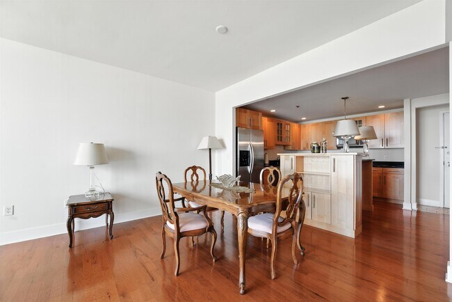 Building Photo - 1025 Maxwell Ln