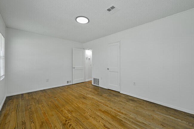 Building Photo - 713 NE 34th Terrace