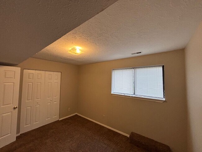 Building Photo - Spacious 3 bedroom Townhome: Available NOW!