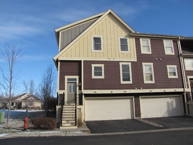 Building Photo - 3BR/2.5BA Beautiful END UNIT Townhome in Dancing Waters- Available Now!