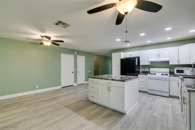 Building Photo - 605 Mosswood Dr