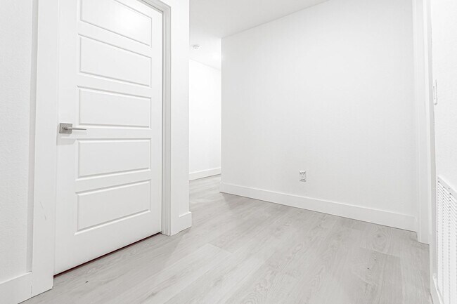 Building Photo - Townhomes in Bentonville!!