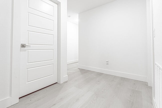 Building Photo - Welcome to the modern Townhomes in Bentonville