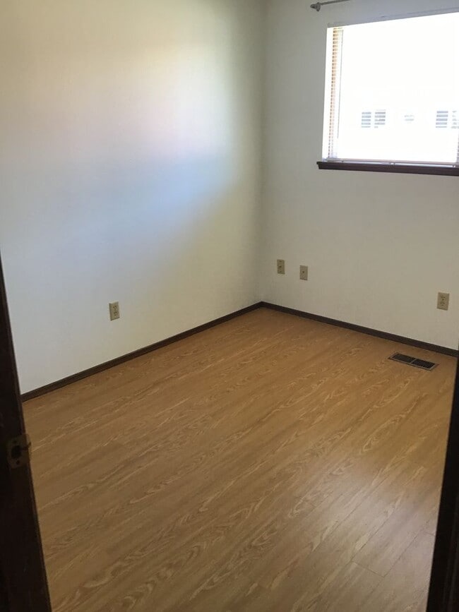 Building Photo - Large 2 bed 1 Bath