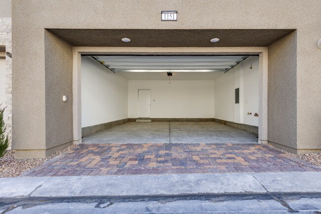 Building Photo - 600 N Carriage Hill Dr