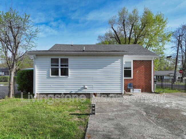 Building Photo - 501 Small St