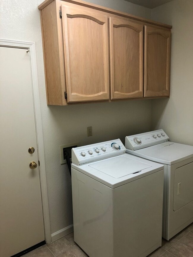 Building Photo - Woodcreek Oaks home - three bedroom
