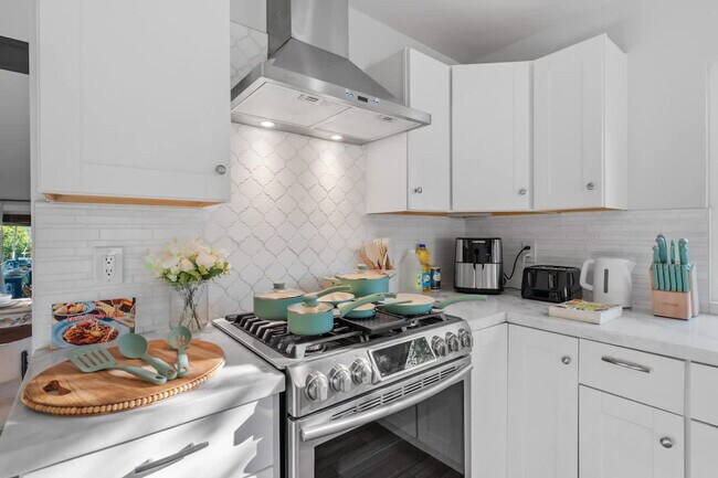 Building Photo - 9737 Benavente Pl