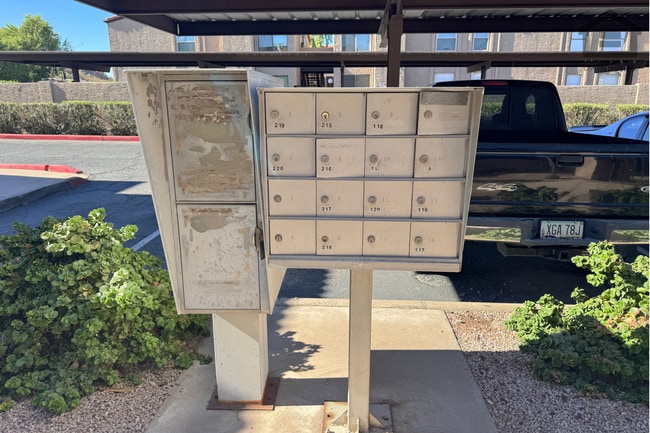 Building Photo - 2Bed/1Bath Apartment at 52nd St/Oak St! Ready for Immediate Move-In – GROUND FLOOR UNIT!