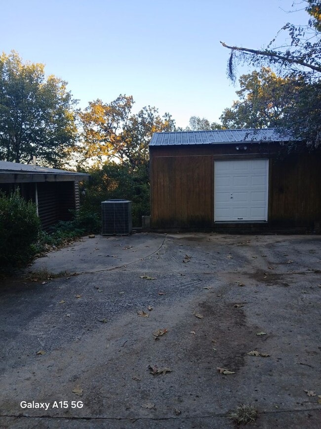 Building Photo - 4 Bedroom 2 bath home near lake Tenkiller with office