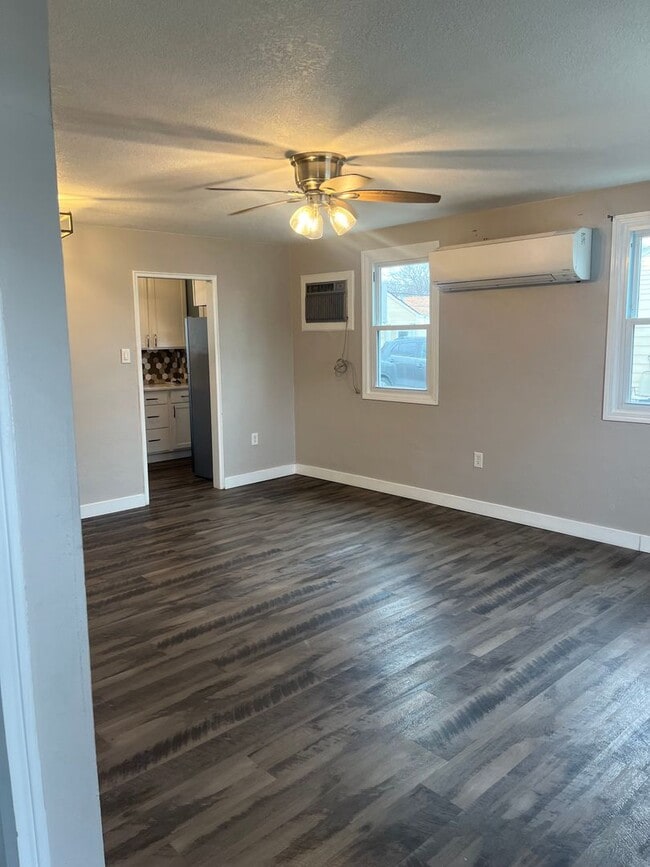 Building Photo - Molette Home in the heart of Moline.