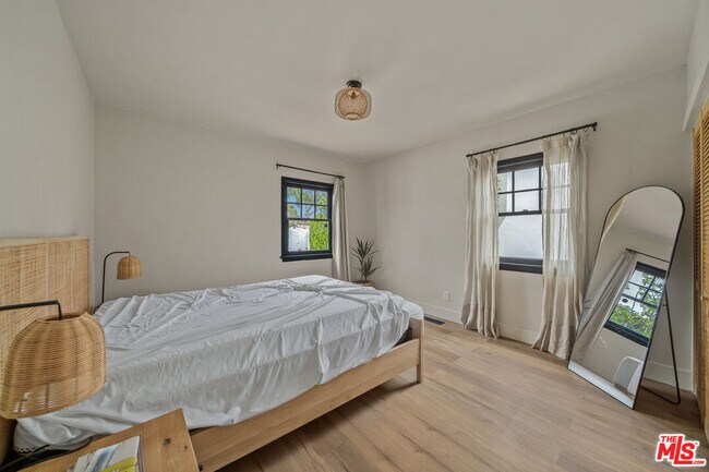 Building Photo - 8822 Rosewood Ave