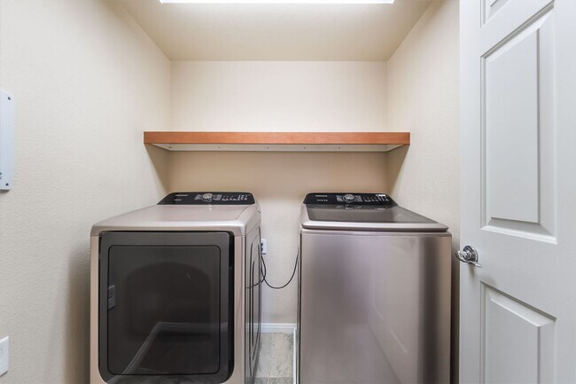 Building Photo - Upgraded Tri-Level Home on a Cul-de-Sac Lot in Southwest