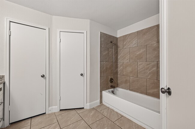 Building Photo - 509 Southern Oaks Dr