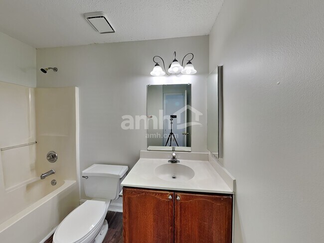 Building Photo - 3402 Mayhurst Dr