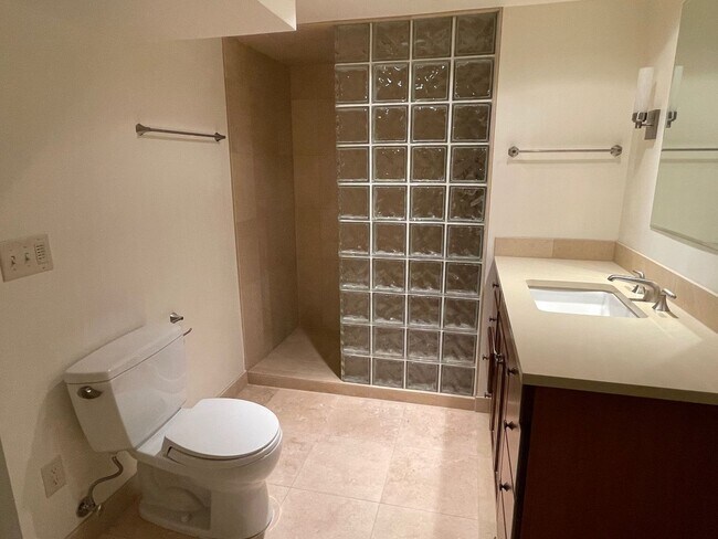 Building Photo - 5012 N Yale St