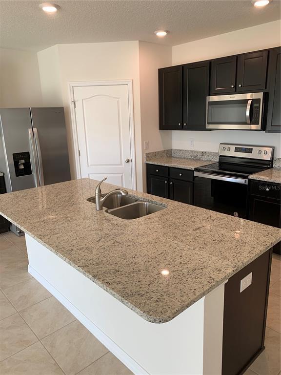 Building Photo - 930 Summer Glen Dr