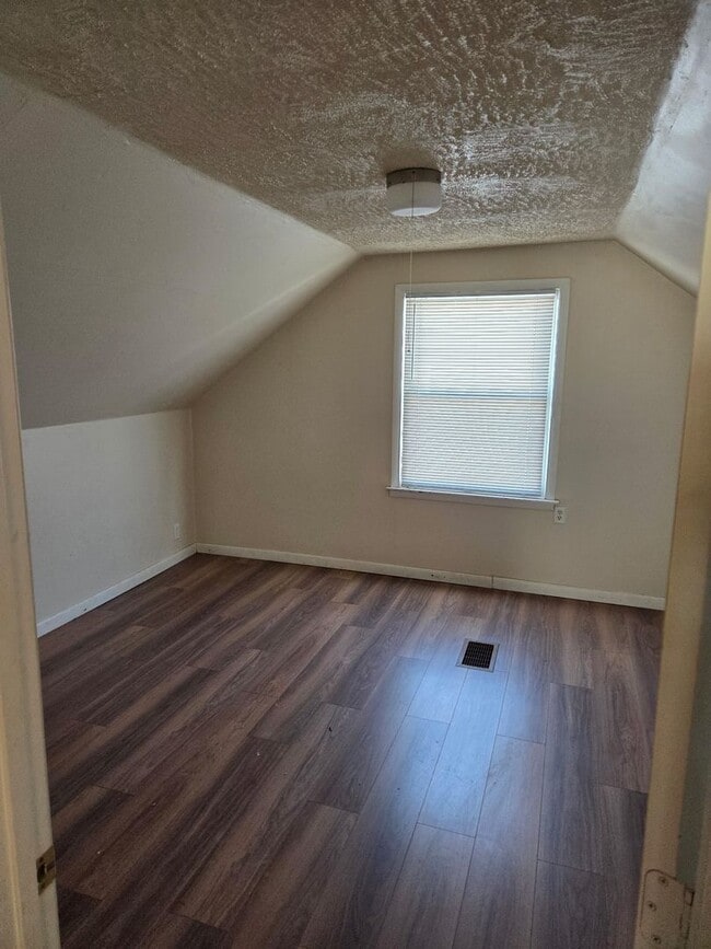 Building Photo - Large 4-Bedroom Single Family Home, Quiet Neighborhood. Available January 1st!