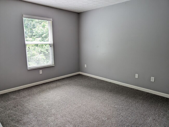 Building Photo - AVAILABLE NOW! Luxurious and Modern 3-4 Bedroom / 3.5 Bath Townhome in the Twin Lakes Community!