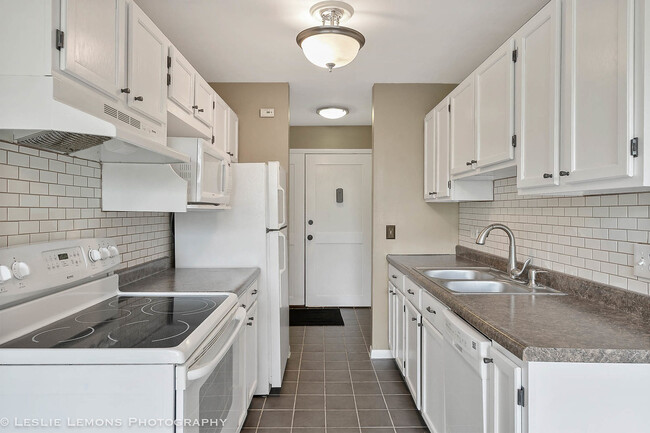 Building Photo - 5700 Hillcrest Ln