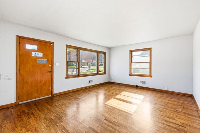 Building Photo - Updated 3-Bedroom Home with Attached Garage & Full Basement