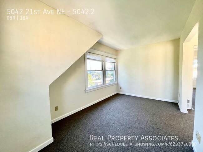 Building Photo - Spacious Studio in Charming Rooming House ...