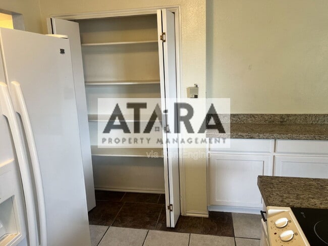 Building Photo - 270 Country Club Dr