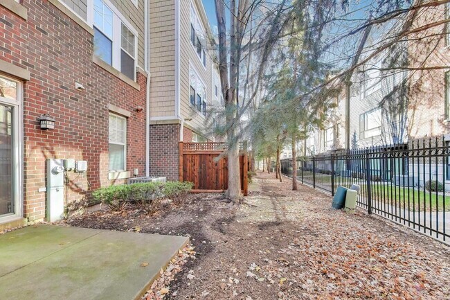 Building Photo - 513 Grove Ln