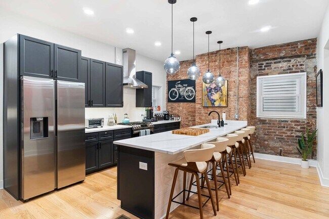 Building Photo - 6 Bed 4 bath Fully Furnished Oakland