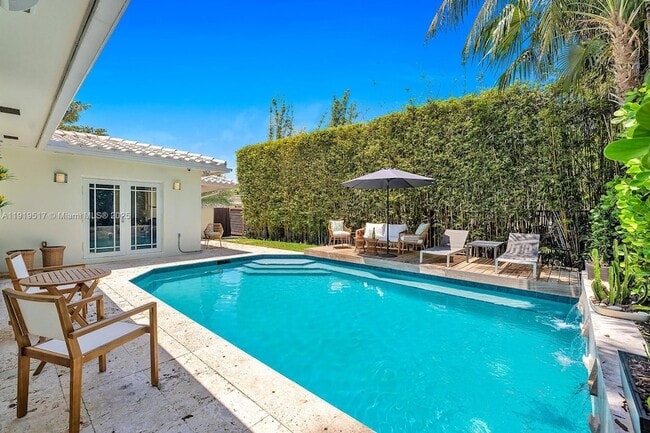 Building Photo - 5915 La Gorce Dr