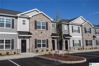 Building Photo - 1411 Greenview Dr