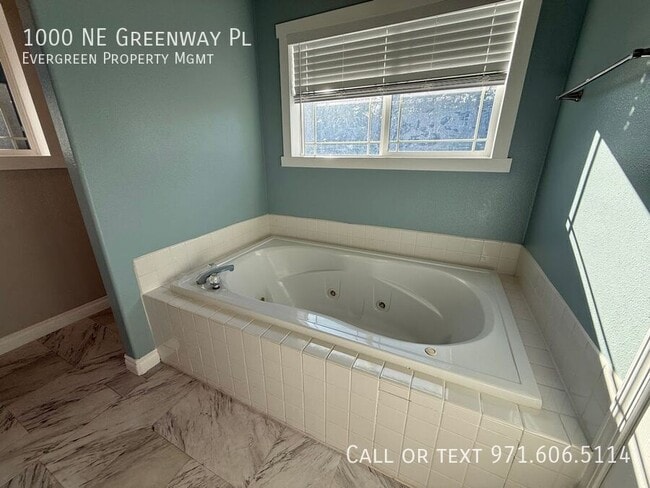 Building Photo - 1000 NE Greenway Pl